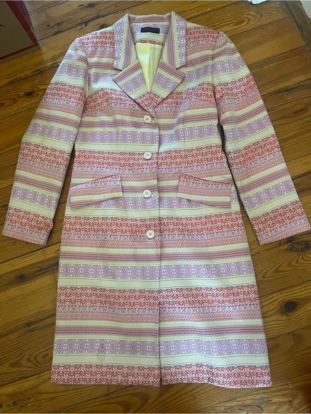 Gorgeous light spring coat size medium Excellent condition